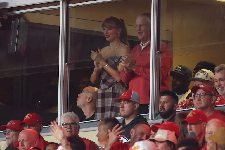 Taylor Swift en el palco vip apoyando al Kansas City Chiefs en su partido ante New Orleans Saints en el GEHA Field at Arrowhead Stadium. (Jamie Squire/Getty Images/AFP)

