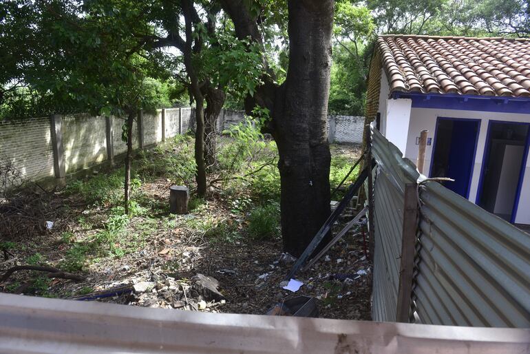 Lugar donde en el 2020 debió construirse una sala de clases que el MEC adjudicó a Engineering en ese entonces en la escuela República de Cuba.