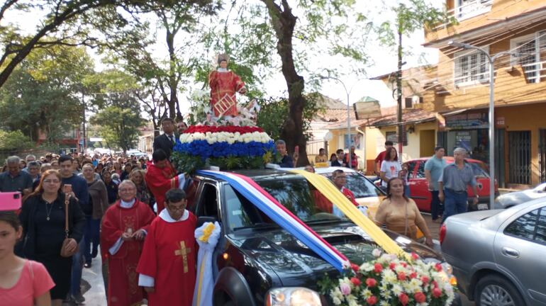 El santo patrono de la ciudad salió en procesión junto a los fieles y las autoridades eclesiales.