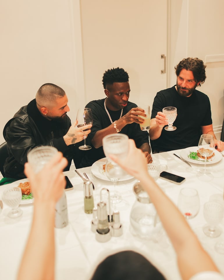 Maluma, Vinícius y Bradley Cooper brindando durante el encuentro en la casa del futbolista brasileño. (Instagram/Maluma)