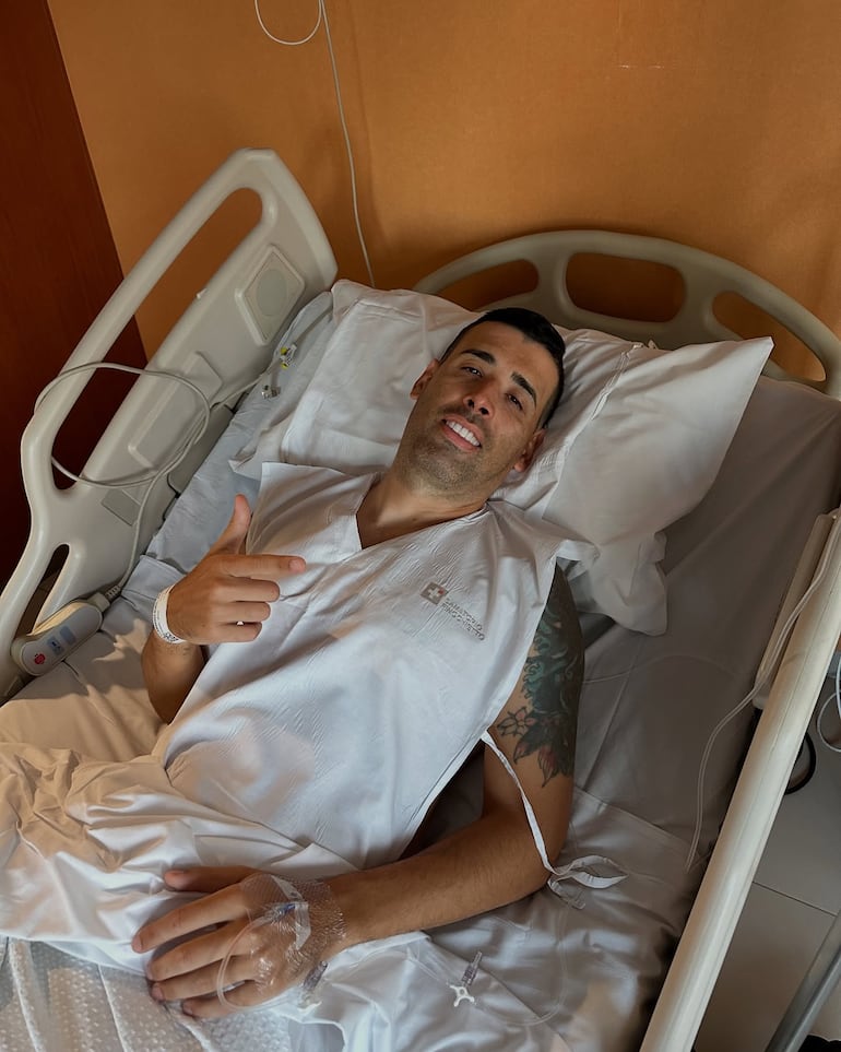 "Ahora arranca la etapa de recuperación para volver con más fuerza que nunca", escribió Édgar Camarasa en su cuenta de Instagram junto a esta imagen en una cama de hospital. (Instagram/Édgar Camarasa)