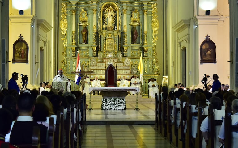 En la Catedral Metropolitana, inaugurada en 1.845, el arzobispo de Asunción, cardenal Adalberto Martínez, ofició la misa por la Solemnidad de Corpus Christi.