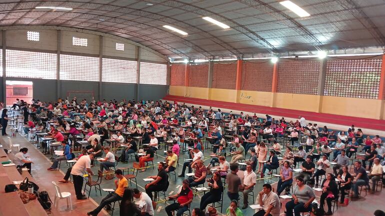 Docentes rindiendo en el polideportivo del Colegio Nacional Pedro Pablo Peña de Coronel Oviedo.