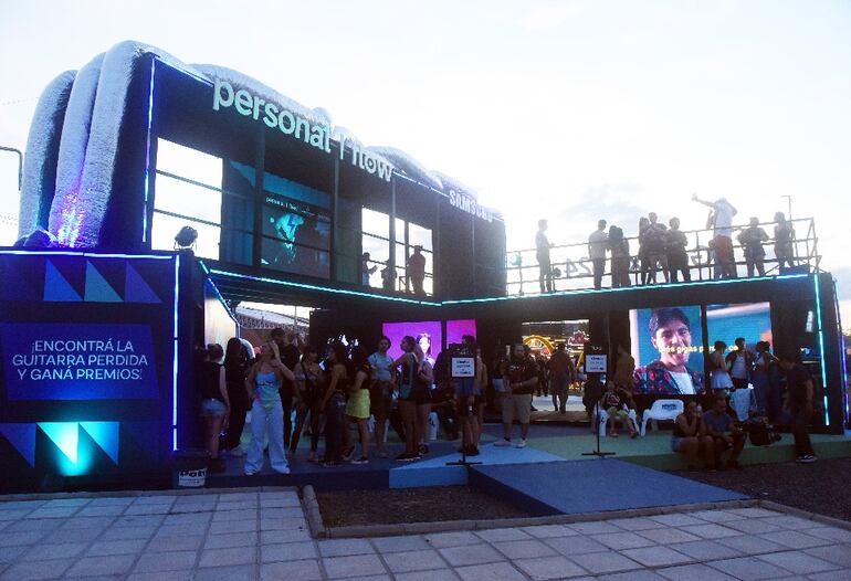 Stand de Personal-Flow y Samsung, en Asunciónico, donde hay divertidas propuestas para los asistentes al festival.