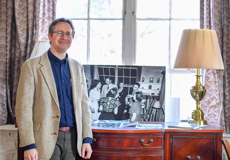 Nicholas Lewis, historiador del Laboratorio Nacional de Los Álamos, posa en la casa de J. Robert Oppenheimer en Los Álamos, Nuevo México.