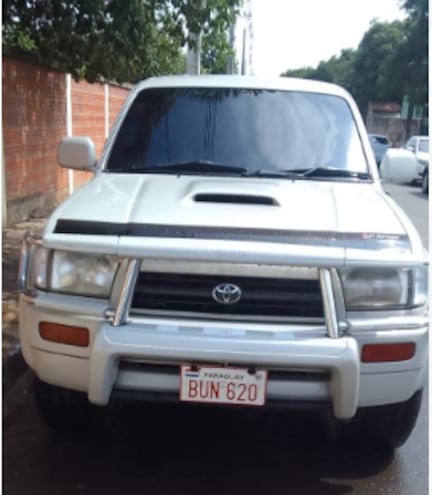 Camioneta Toyota Hilux Surf de color perla, año 1996,  hurtada esta madrugada en pleno centro de la ciudad de Guarambaré.