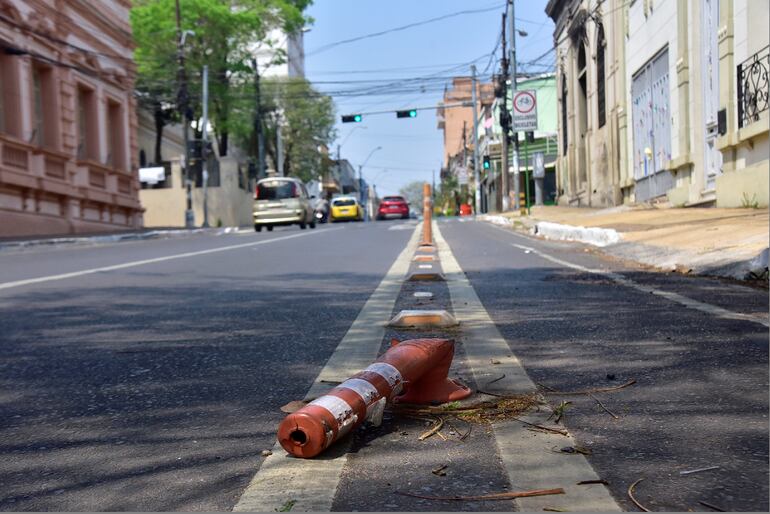 Varios bastones rotos en la bicisenda de Asunción recientemente construida.