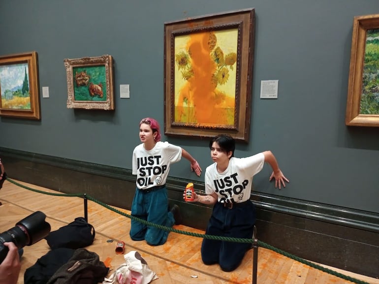 Los activistas que arrojaron sopa de tomate a los Girasoles de Van Gogh en la National Gallery de Londres en octubre.