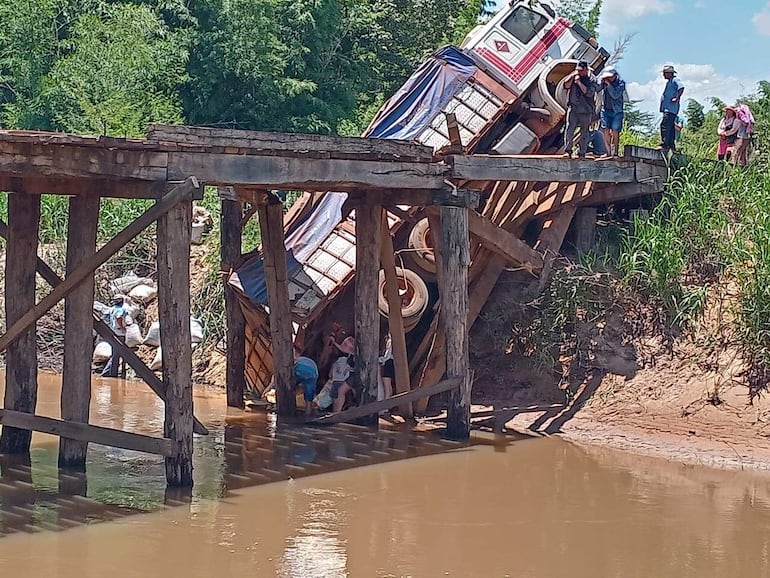 El camión volquete se desplomó en el cauce del río Tebicuary en Guazu Cuá, distrito de Tavai.