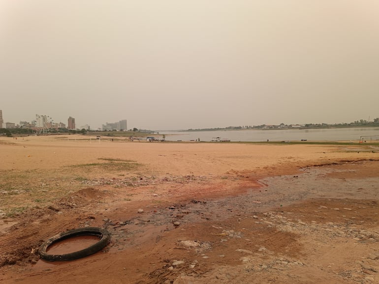 En la playa de la Costanera de Asunción se observa un gran arenal a causa del bajo nivel del río Paraguay.