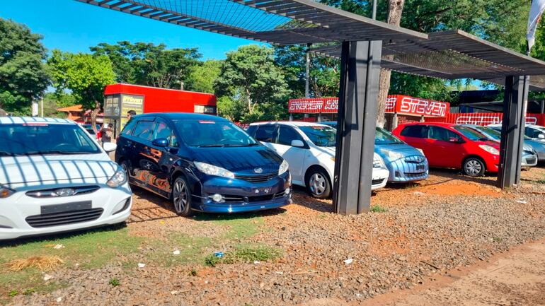 Vehículos a la venta en la playa de autos "Steven Automotores", en Ñemby.