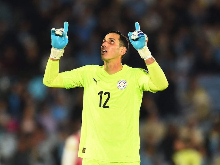 Roberto Jr. Fernández, arquero de la selección de Paraguay, en el partido frente a Uruguay por la séptima fecha de las Eliminatorias Sudamericanas 2026 en el estadio Centenario, en Montevideo, Uruguay.