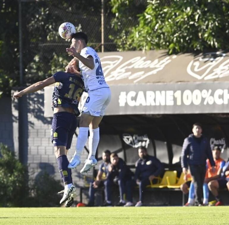 Pelea aérea por el balón en el Martín Torres