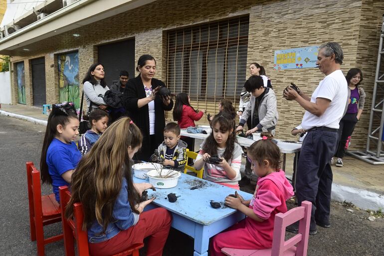 Junto a artesanos, los niños crearon sus propios cántaros y aprendieron a moldear el barro.