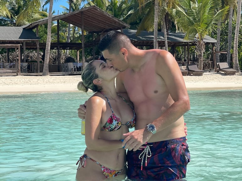 ¡Enamorados! Óscar Cardozo y Laura de Cardozo en las playas de República Dominicana. (Instagram/Tacuara Cardozo)