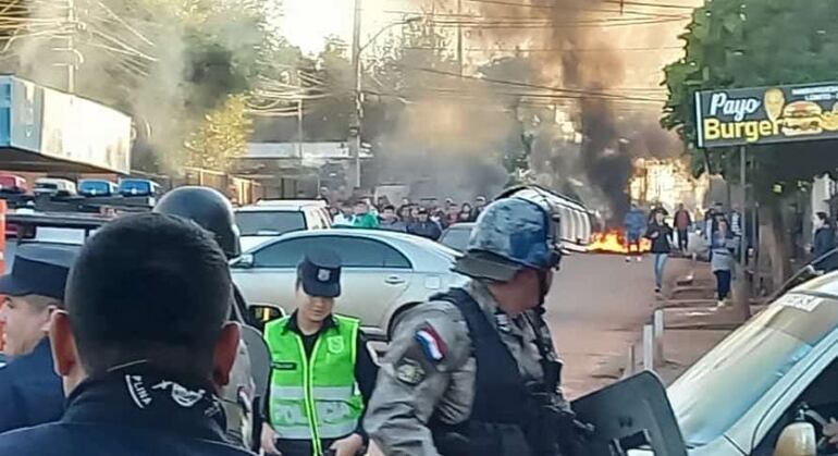 Un violento enfrentamiento se registró en plena calle vecinal en el asentamiento Belén.