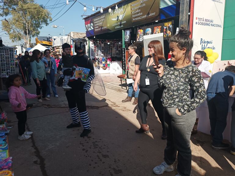 El mosquito Aedes Aegypti, la mascota del Senepa, se toma fotografías con niños y adultos en la Expo MRA.