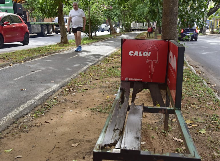 La ciclovía Boggiani se encuentra completamente destruida, con bancos sin asiento y tornillos oxidados a los costados.