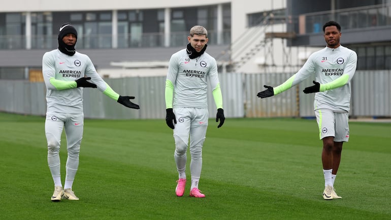 El paraguayo Julio Enciso (c), futbolista del Brighton, en el entrenamiento.