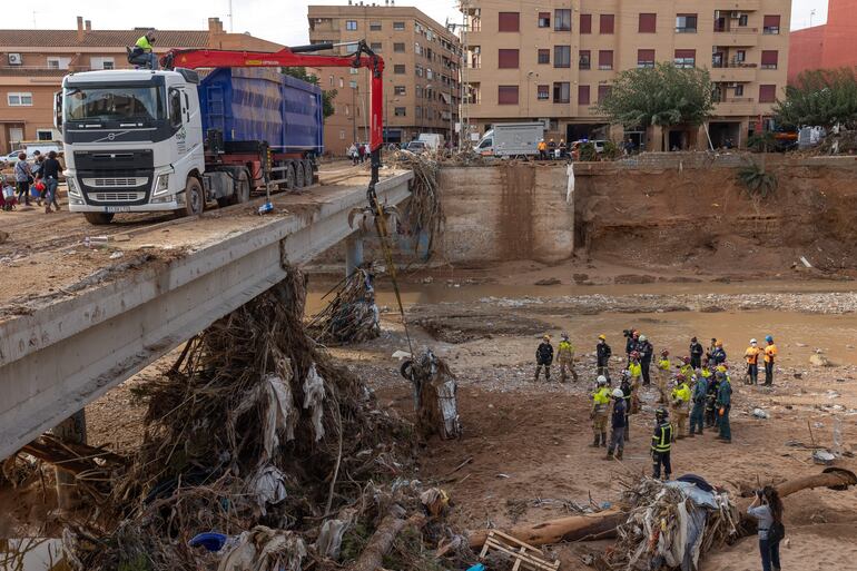 Continúan las labores de limpieza y desescombro en Paiporta, Valencia, uno de los municipios gravemente afectados por el paso de la DANA.