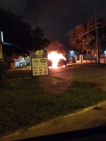 Un automóvil ardió en llamas cerca de la medianoche de este domingo en el barrio Loma Clavel de la ciudad de Pilar.