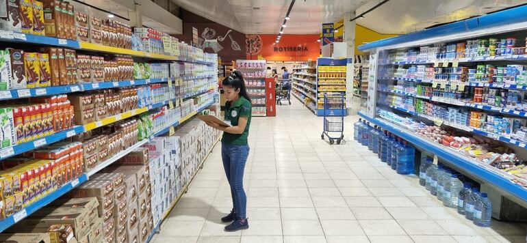 Una estudiante cuando colectaba datos de los precios de los productos de la canasta básica en Ciudad del Este.