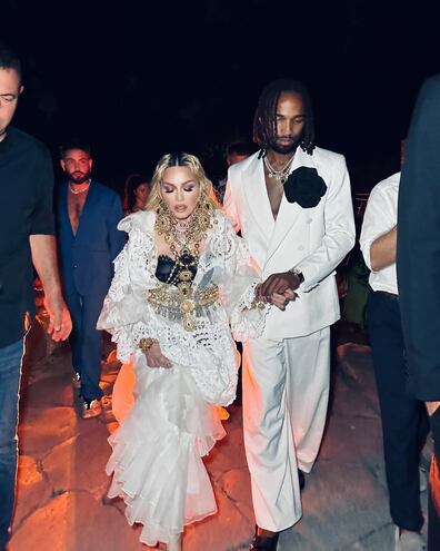 Madonna llegando a la celebración de su cumpleaños de la mano de su novio Akeem Morris.