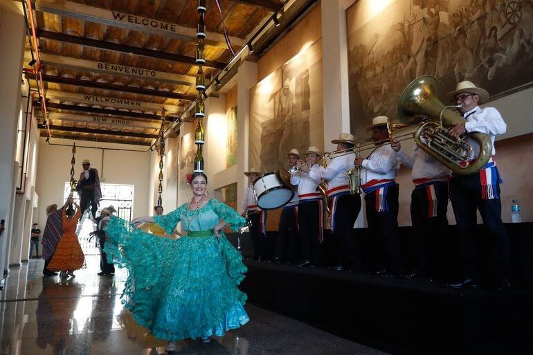 Bailarines y una bandita koygua durante el acto inaugural de la reunión de la Unesco realizada en el Centro Cultural del Puerto de Asunción.