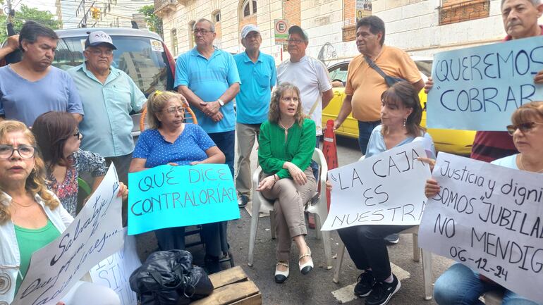 La diputada Rocío Vallejos junto a los jubilados municipales instalados frente a la Caja Municipal.