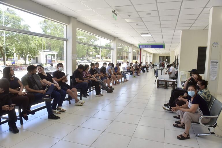 Pacientes esperando atención médica en Hospital 12 de Junio del IPS. 