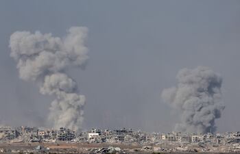 El humo de las explosiones se eleva tras los ataques aéreos israelíes en la Franja de Gaza, visto desde la frontera con Gaza en el sur de Israel.