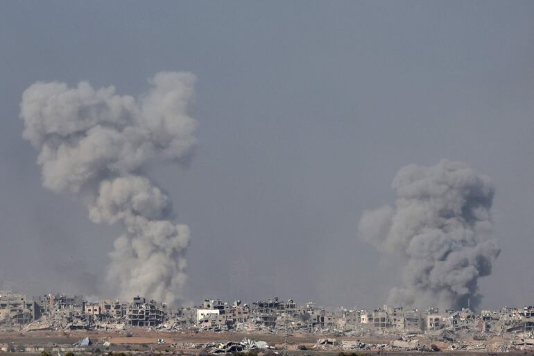El humo de las explosiones se eleva tras los ataques aéreos israelíes en la Franja de Gaza, visto desde la frontera con Gaza en el sur de Israel.