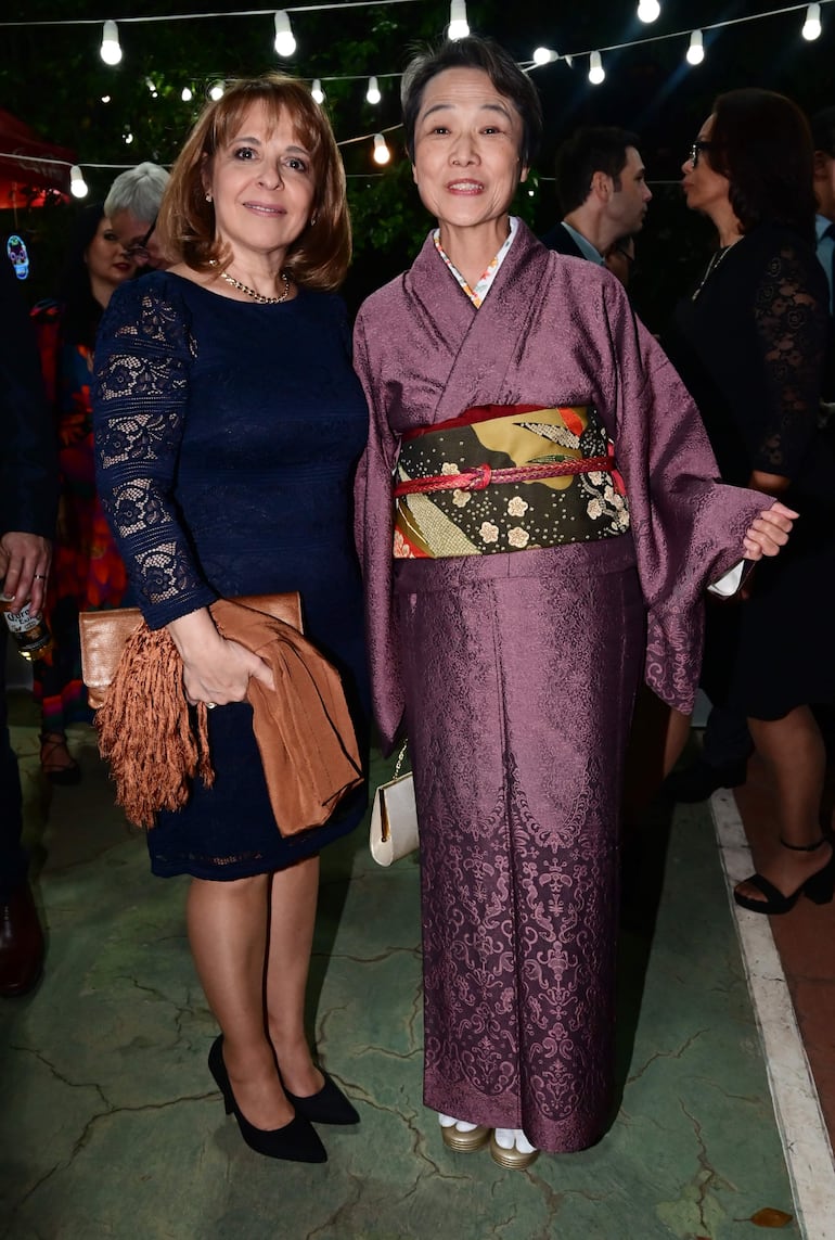 Adriana de Ramírez y  Yoshie Nakatani, embajadora de Japón.