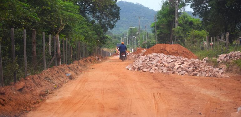 El acceso que conduce a la casa quinta del diputado Héctor Bocha Figueredo (ANR-HC).