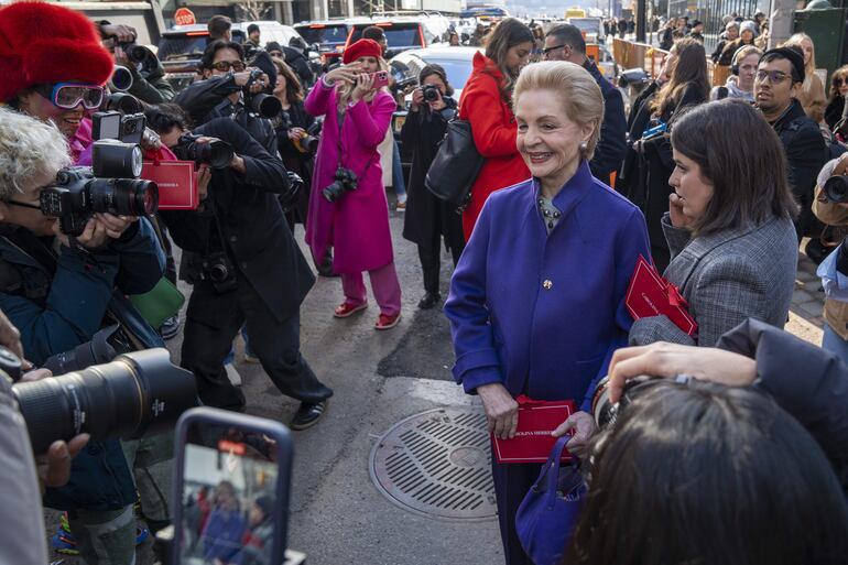 Fotógrafos y miembros de la prensa rodean a la diseñadora Carolina Herrera luego de un desfile en el que presentó su última colección en la Semana de la Moda de Nueva York, en febrero pasado. (EFE/ Ángel Colmenares)
