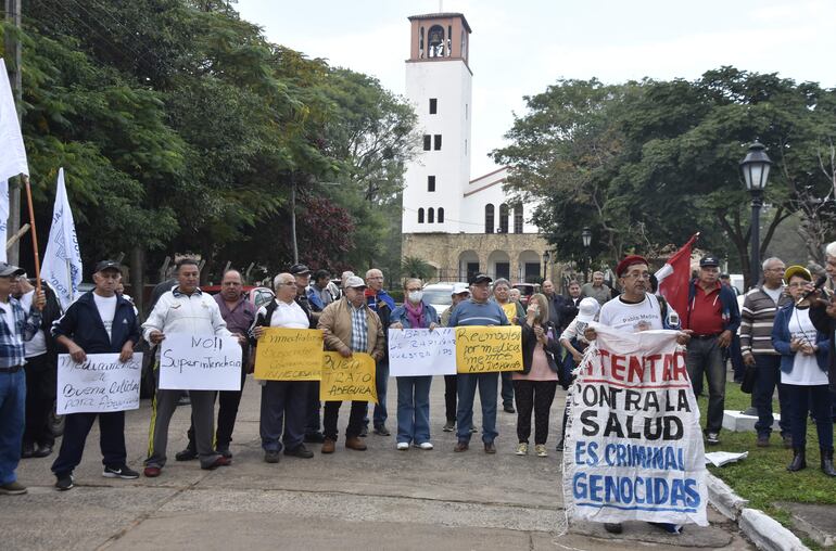 Los manifestantes se reunieron frente a la Iglesia La Piedad del barrio Mbocayaty de Asunción, desde donde marcharon hasta la casa de Santiago Peña. 