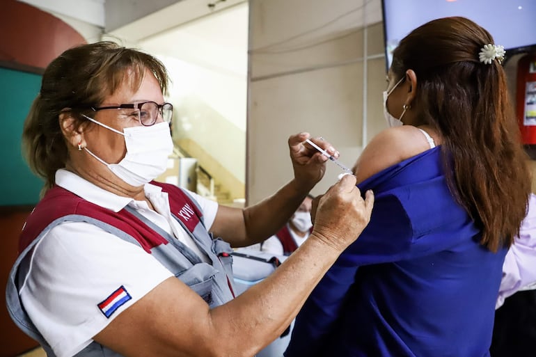 Campaña de Vacunación del PAI continúa para aquellos que todavía no accedieron a dosis contra la influenza y el Covid-19. EFE/Nathalia Aguilar
