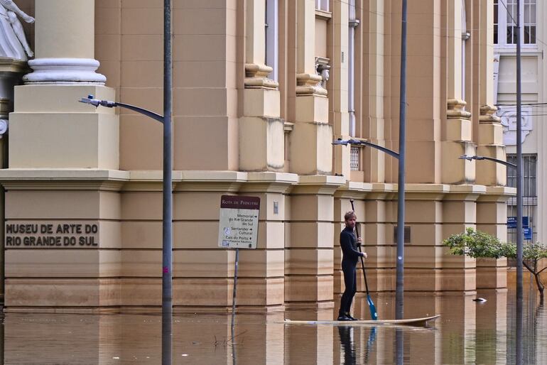 Un hombre navega por una zona inundada de Porto Alegre, Brasil, este sábado.