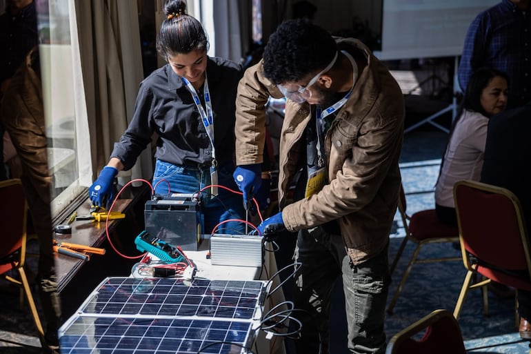 Un material cuántico podría disparar la eficiencia de los paneles solares, un hallazgo que permitirá fabricar una nueva generación de placas con las que afrontar las necesidades energéticas mundiales.