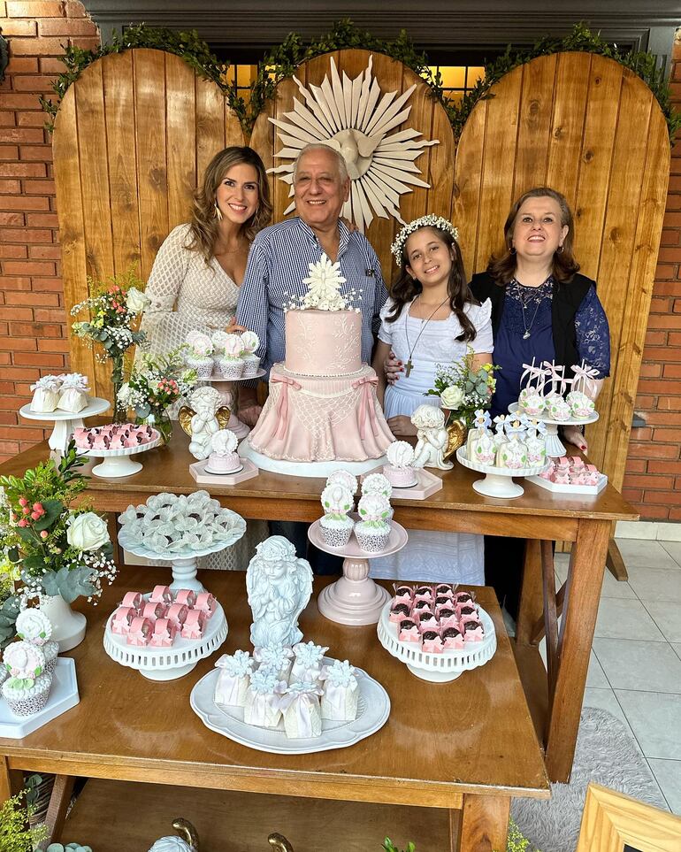 Rinske con su mami Paola Maltese y sus abuelos Jorge Maltese y María Elena Mongelós. (Instagram/Paola Maltese)