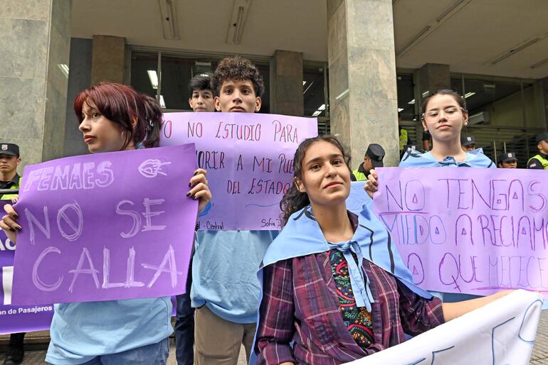 Alumnos exigen que se cumpla la ley del boleto estudiantil.