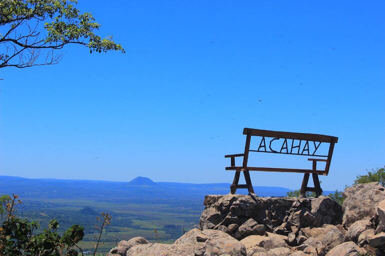 El Cerro Acahay mide 560 metros se tarda más de una hora y media para llegar a la cima