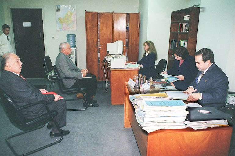 El director de ABC, Aldo Zuccolillo, declara en el juicio entablado por Juan Carlos Galaverna. A su derecha, el abogado Alejandro Encina Marín. Fue el 23 de julio de 1999.