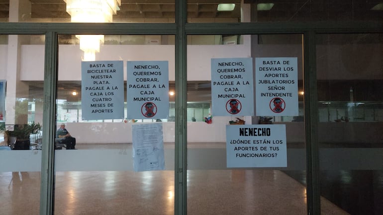 Nenecho Rodríguez no paga a la Caja Municipal y jubilados inician huelga de hambre frente a la Municipalidad de Asunción.