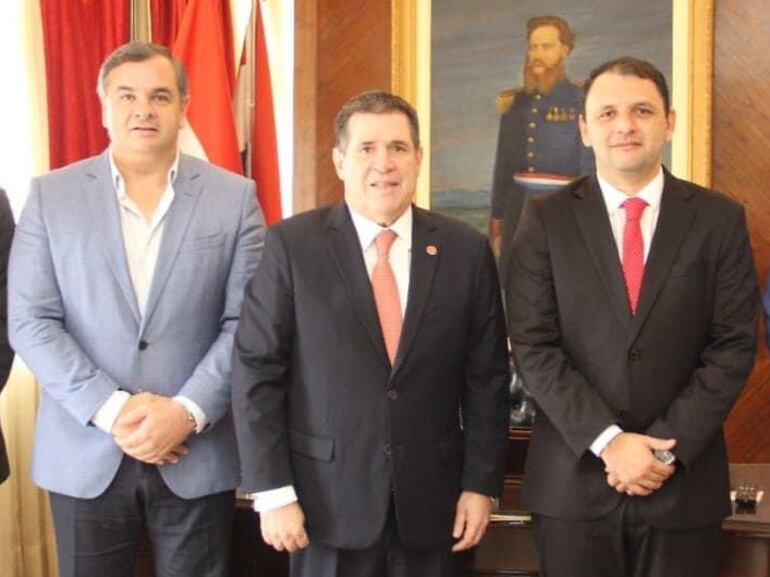 El diputado Carlos Arrechea, el presidente del Partido Colorado, Horacio Cartes y el gobernador de Misiones Richard Ramírez.