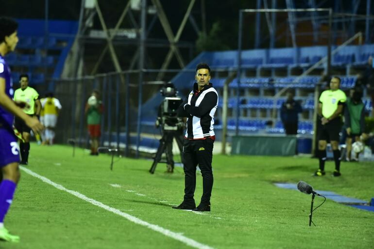 Iván Almeida, entrenador Tacuary.