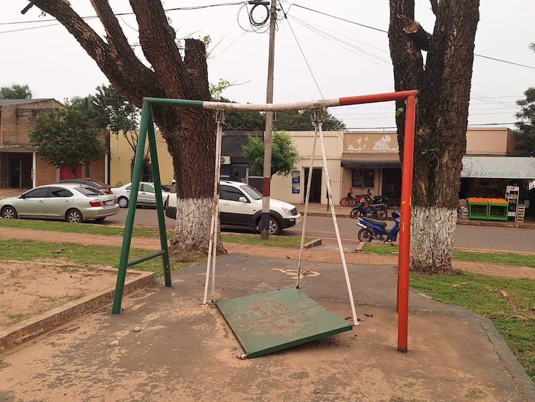 Una hamaca metalica inclusiva para usar criaturas con sillas con ruedas esta destrozada.