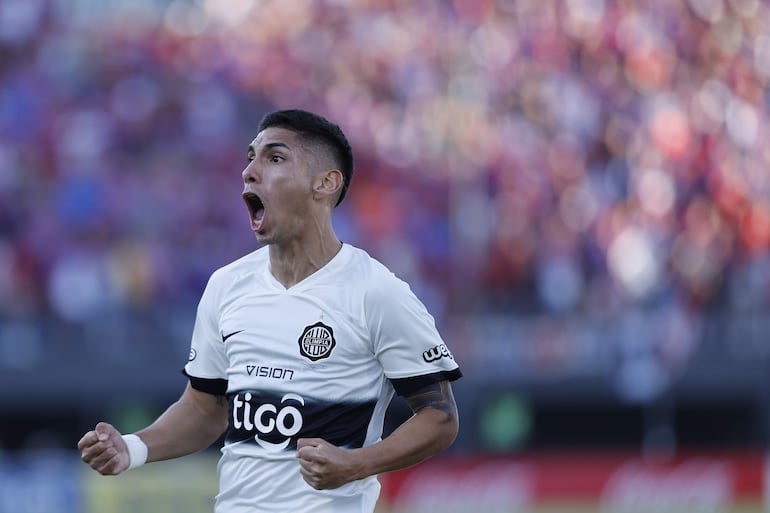 Erik López, jugador de Olimpia, celebra un gol en el superclásico frente a Cerro Porteño por la fecha 17 del torneo Clausura 2024 del fútbol paraguayo en el estadio Defensores del Chaco, en Asunción, Paraguay.