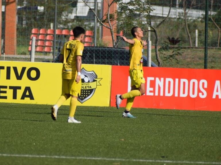 Los jugadores de Deportivo Recoleta festejan un gol contra 3 de Febrero en el partido por la fecha 18 de la División Intermedia en el Cardiff, en Luque.