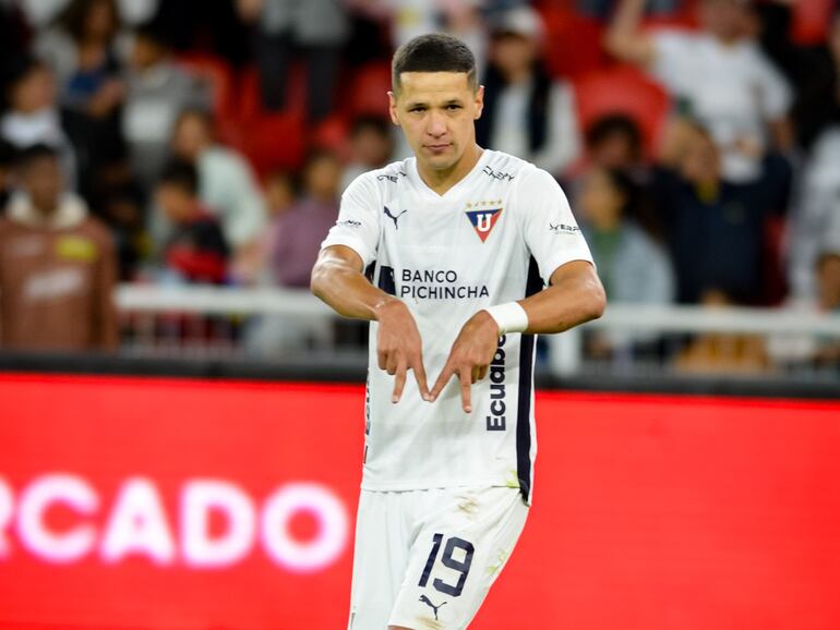 El paraguayo Alex Arce, jugador de Liga de Quito, celebra un gol en el partido ante Delfín por la Serie A de Ecuador en el estadio Rodrigo Paz Delgado, en Quito, Ecuador.